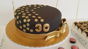 Bolo de Aniversário Feminino de luxo preto e dourado com florzinhas e idade do aniversariante