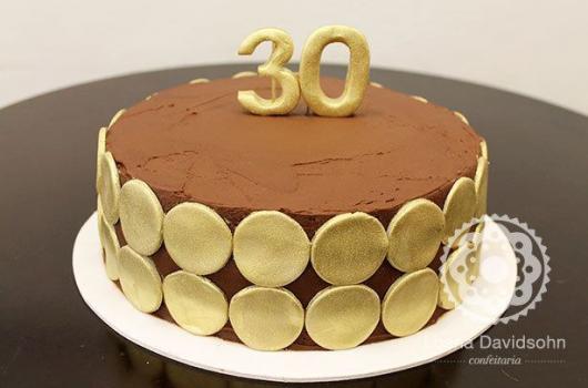 Bolo de Aniversário Feminino de luxo com cobertura de chocolate e detalhe lateral em pasta americana dourada