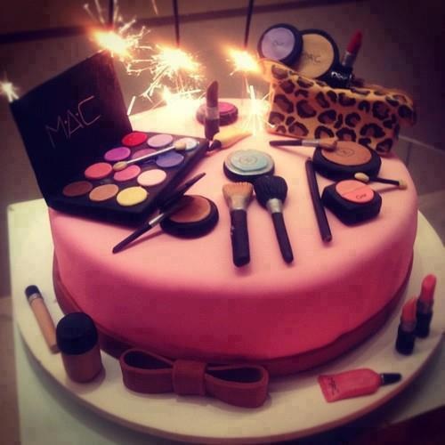 Bolo de Aniversário Feminino com topo de maquiagem