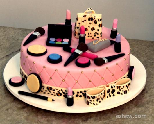 Bolo de Aniversário Feminino com topo imitando maquiagem