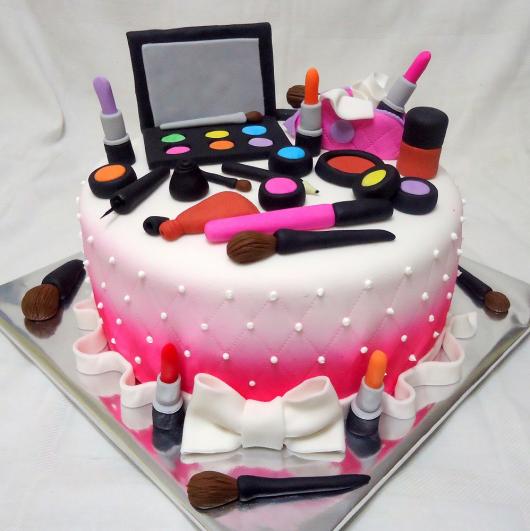 Bolo de Aniversário Feminino com pasta americana branca e rosa e topo imitando kit de maquiagem