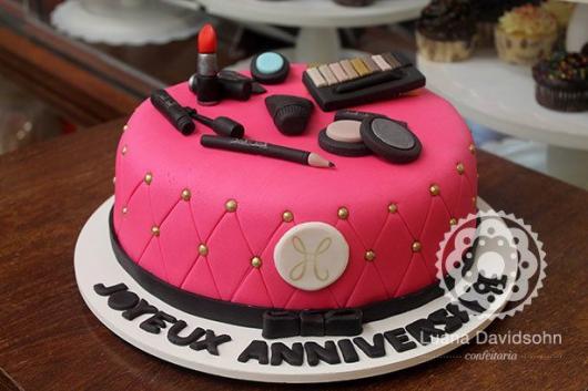 Bolo de Aniversário Feminino com bolo decorado com pasta americana rosa