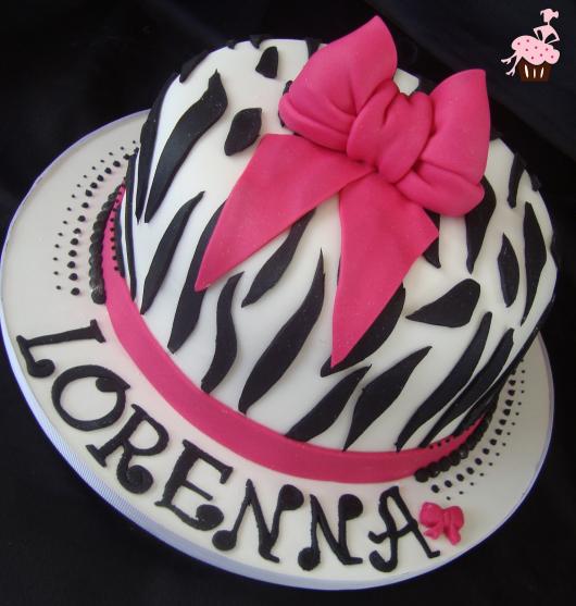 Bolo de Aniversário Feminino preto e branco com laço rosa