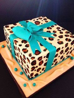 Bolo de Aniversário Feminino estilo animal print com laço azul