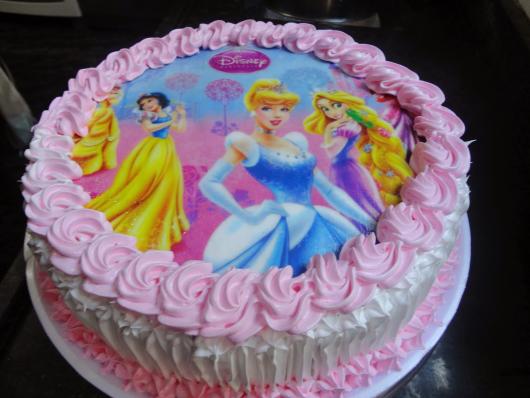 Bolo de Aniversário Feminino com papel de arroz Princesas da Disney