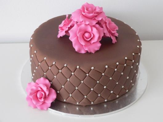 Bolo de Aniversário Feminino de pasta americana com flores rosa