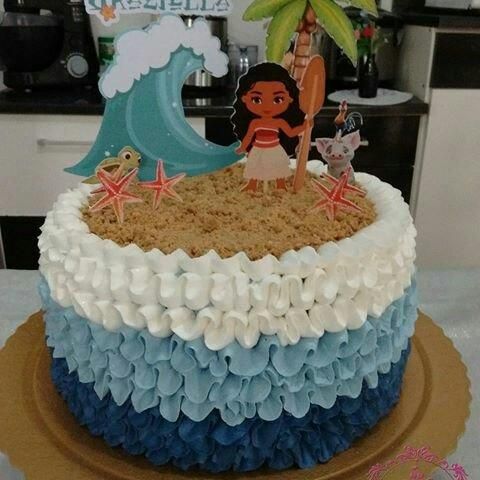 Bolo de Aniversário Feminino com chantilly e topper Moana