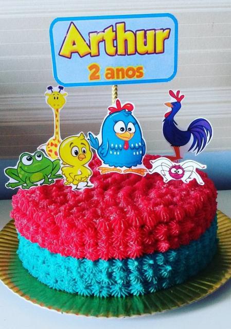 Bolo de Aniversário Feminino com chantilly e topper Galinha Pintadinha