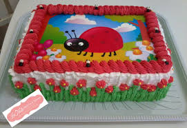 Bolo de Aniversário Feminino com chantilly e papel de arroz joaninha