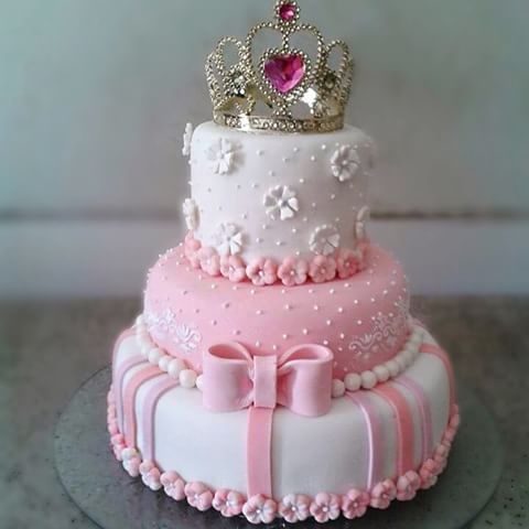 Bolo de Aniversário Feminino tema bailarina com coroa no topo