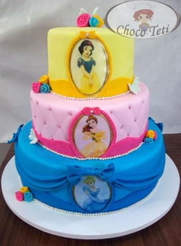 Bolo de Aniversário Feminino princesas com 3 andares decorados com Branca de Neve, Bela Adormecida e Cinderela