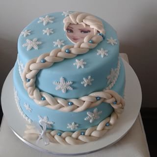 Bolo de Aniversário Feminino Frozen com 2 andares e trança de pasta americana