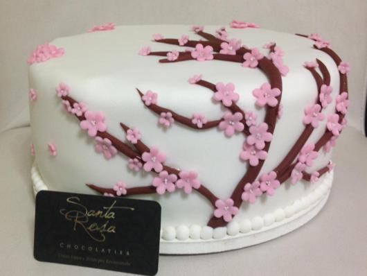 Bolo de Aniversário Feminino de pasta americana com galhos de cerejeira