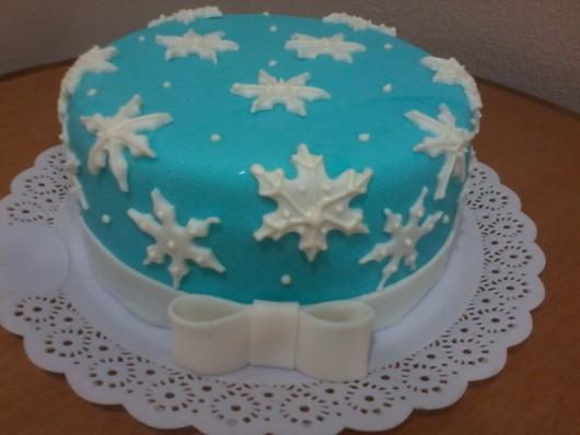 Bolo de Aniversário Feminino Frozen azul e branco com laço e flocos de neve