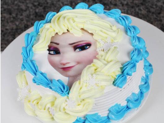 Bolo de Aniversário Feminino Frozen com chantilly