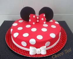 Bolo de Aniversário Feminino Minnie com orelhinhas e bolinhas brancas
