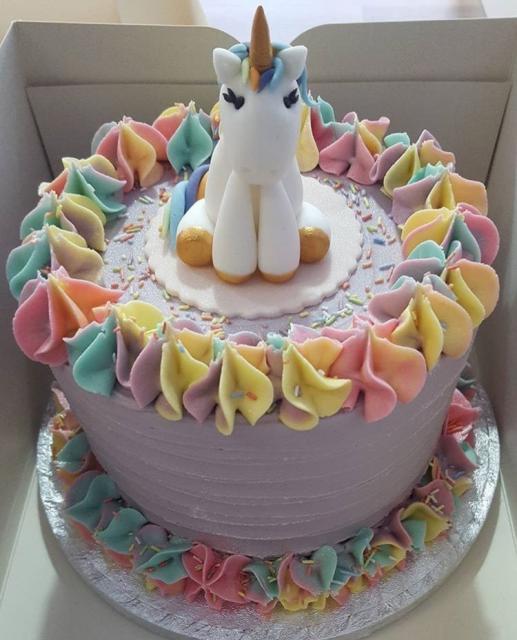 Bolo de Aniversário Infantil Unicórnio decorado com chantilly colorido