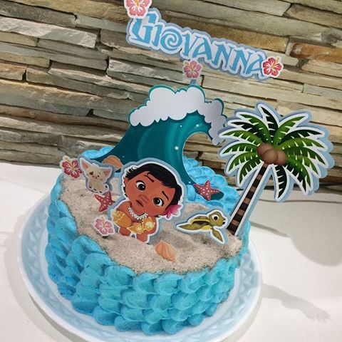 Bolo de Aniversário Infantil Moana decorado com chantilly azul e toppers