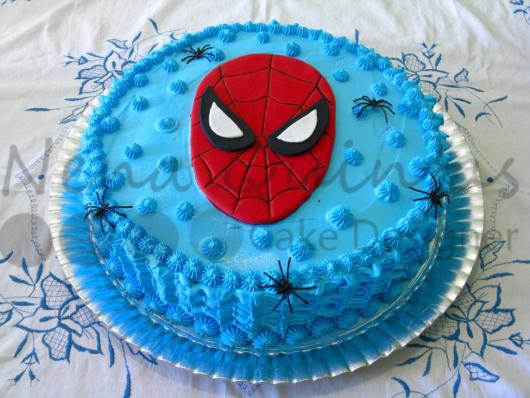 Bolo de Aniversário Infantil Homem-Aranha com chantilly azul