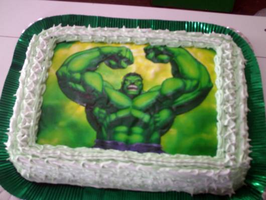Bolo de Aniversário Infantil Hulk com chantilly branco e papel de arroz