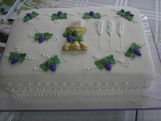 Bolo de Primeira Comunhão quadrado com cálice e uvas decorativas