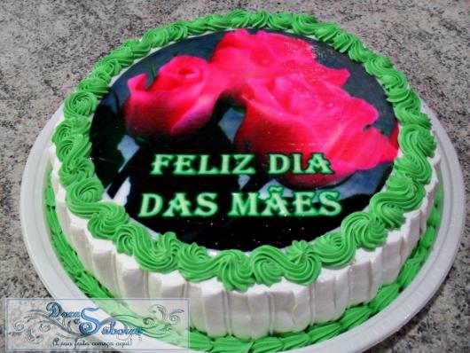 Bolo Dia das Mães decorado com chantilly verde e branco e papel de arroz com rosas e felicitação