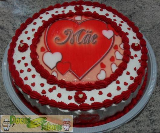 Bolo Dia das Mães decorado com chantilly vermelhoe branco e papel de arroz com estampa de coração