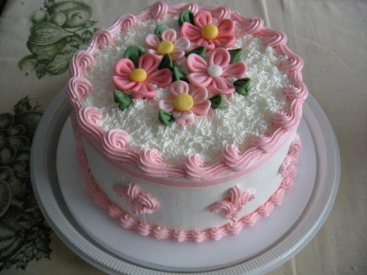 Bolo Dia das Mães decorado com chantilly rosa e branco e flores de pasta americana em cima