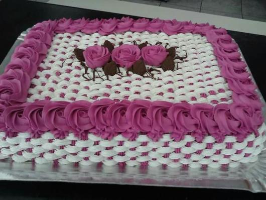 Bolo Dia das Mães decorado com chantilly violeta e branco