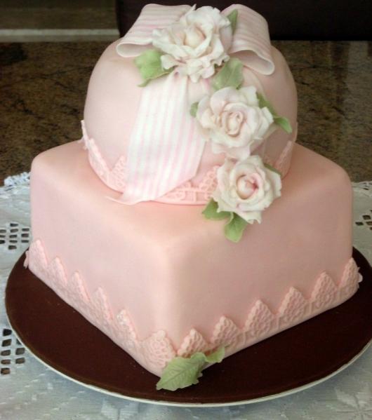 Bolo Dia das Mães 2 andares rosa claro decorado com flores brancas