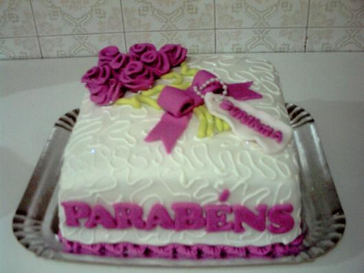 Bolo Dia das Mães decorado com chantilly branco e flores lilás