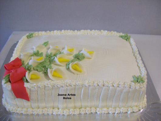 Bolo Dia das Mães decorado com chantilly branco e copos de leite de pasta americana
