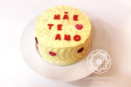 Bolo Dia das Mães decorado com chantilly amarelo e frase