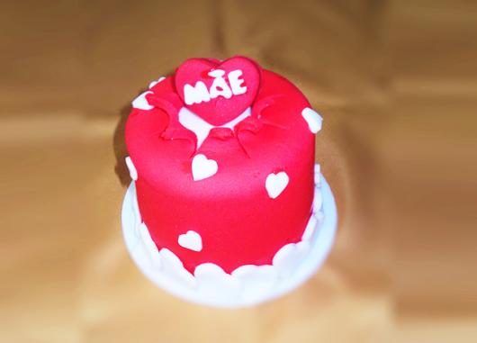 Bolo Dia das Mães mini bolo vermelho decorado com corações