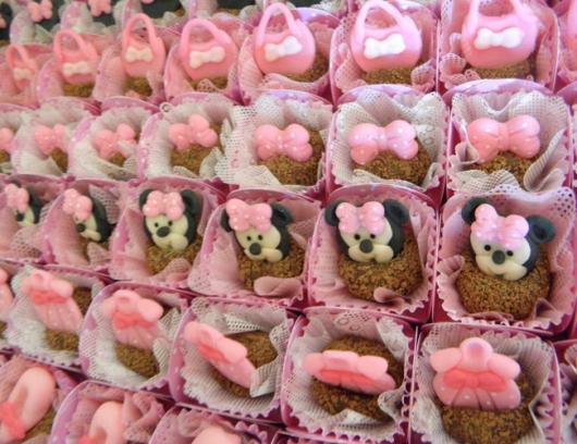 Bombons Finos para festa infantil com lacinho rosa em cima