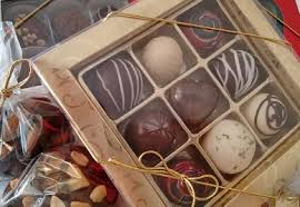 Bombons Finos para presente em caixa dourada