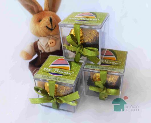 Bombons Finos para Páscoa com formato de ovinhos na caixinha de acrílico