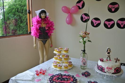 Chá de Lingerie decoração com plaquinhas com personalizadas com calcinhas rosa na parede