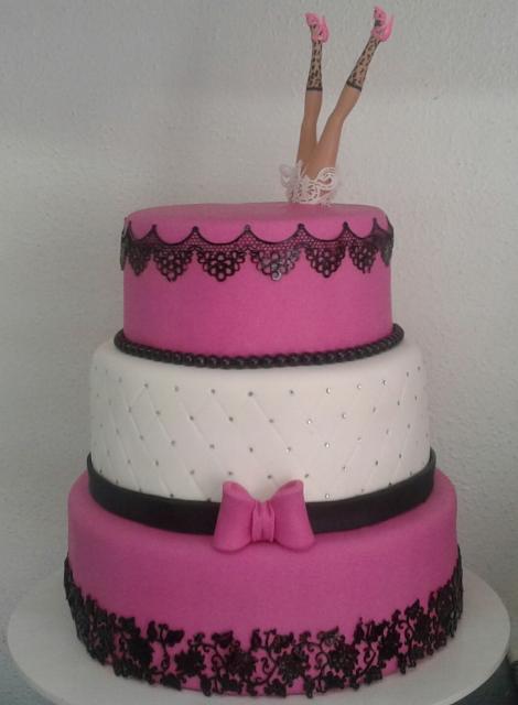 Chá de Lingerie bolo rosa, preto e branco com lacinho