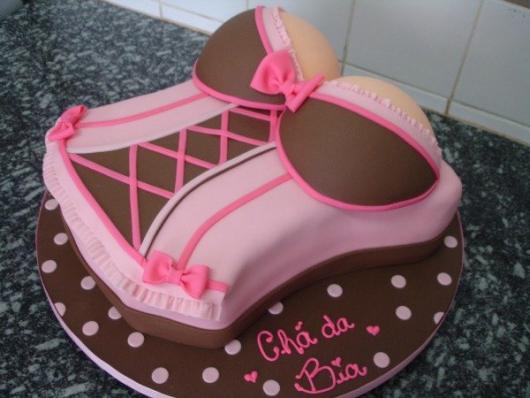 Chá de Lingerie bolo com formato de espartilho rosa e marrom