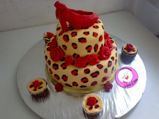 Chá de Lingerie bolo estilo animal print com rosas vermelhas