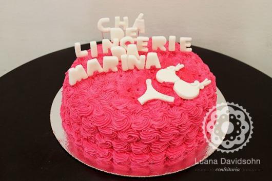 Chá de Lingerie bolo decorado com chantilly rosa