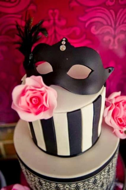 Chá de Lingerie bolo preto e branco com máscara no topo