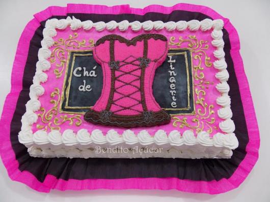 Chá de Lingerie bolo decorado com chantilly branco e rosa