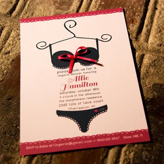 Chá de Lingerie convite com desenho de lingerie e aplique de lacinho vermelho