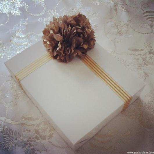 Como Embrulhar Presente branco com laço dourado