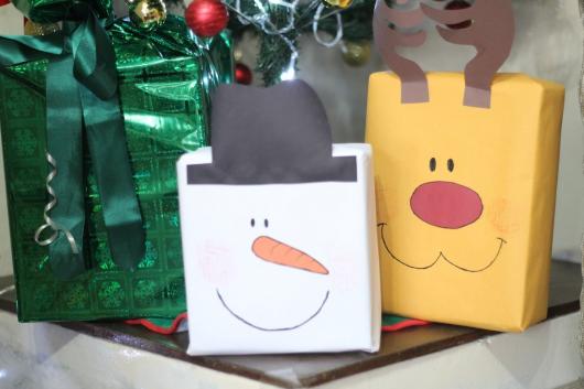 Como Embrulhar Presente de Natal com personagens natalinos desenhos no pacote