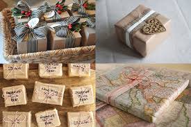 Como Embrulhar Presente com papel estampado de mapa