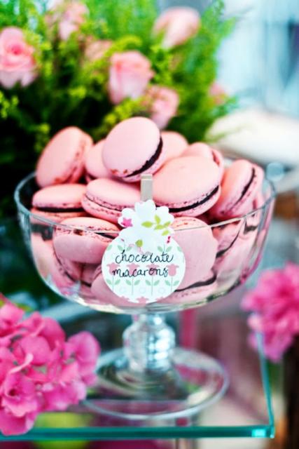 como fazer macarons rosas com recheio de chocolate