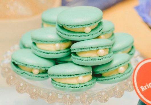 como fazer macarons verdes decorados com pérola comestível